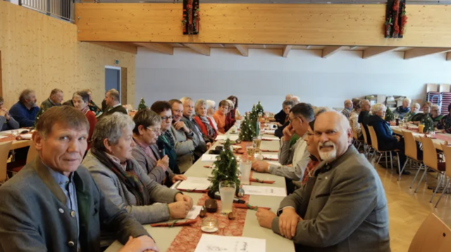 Gute Stimmung mit festlich geschmückten Tischen. | Foto: ohann Bertl und Johann Moderbacher