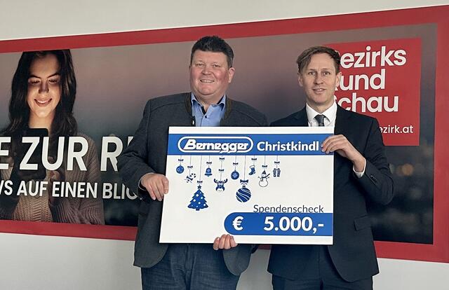 Unternehmer Kurt Bernegger überbrachte Chefredakteur Thomas Winkler wieder eine großzügige Spende für die BezirksRundSchau Christkind-Charityaktion. | Foto: BRS