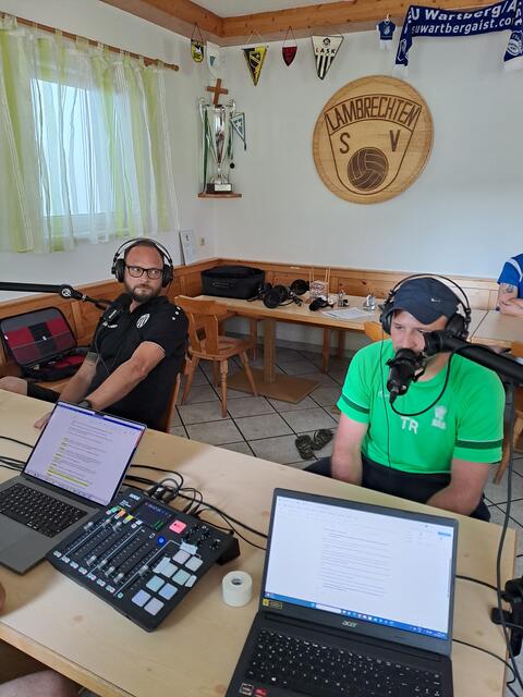 Ein Highlight des Podcasts "Talk und Songs" war die Live-Übertragung der Kick-Ass Summerleague. Hier eine Sendung vor dem großen Finale.  | Foto: Friedl