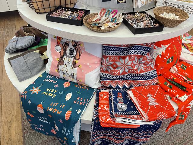 Auch Polster im weihnachtlichen Designs gibt's derzeit. | Foto: Fabian Franz