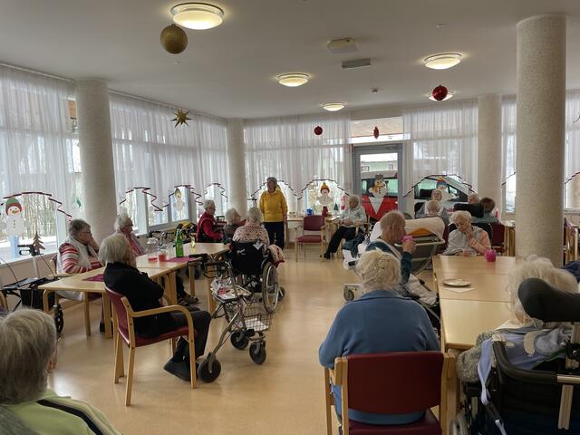 Beim Singen mit Edith Fernow sind alle Bewohnerinnen und Bewohner dabei. Jeder macht mit, so gut sie oder er kann.  | Foto: Koidl