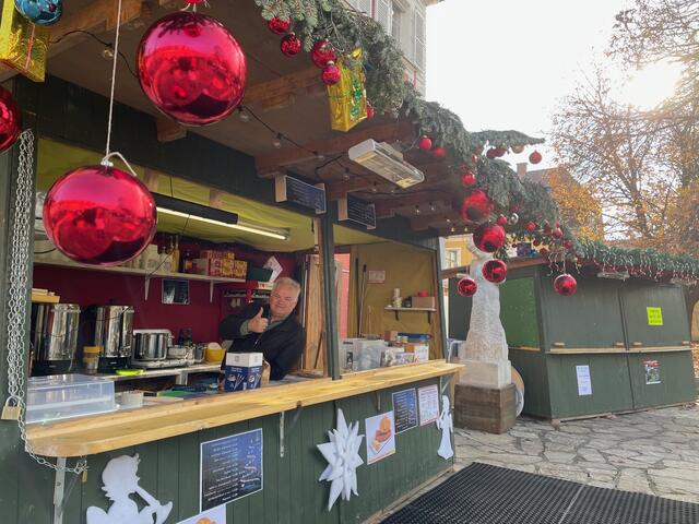 Daumen hoch: Kurt Moser von den Kinderfreunden freut sich auf das Bauernsilvester im stimmungsvollen Adventdorf neben dem Deutschlandsberg Rathaus. | Foto: Susanne Veronik