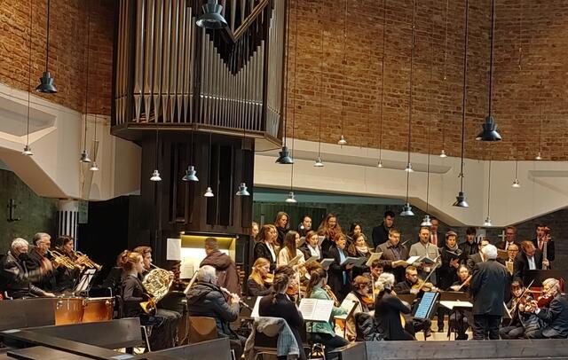 Dirigent Uwe Christian Harrer mit dem Cantus Michaelis und dem Leondinger Symphonieorchester. | Foto: Brigitta Hasch