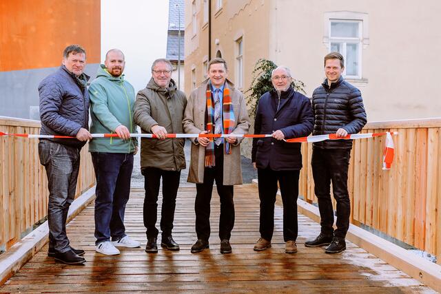Die Bachgartlbrücke erstrahlt in neuem Glanz: Michael Judmayer (Büro Judmayer – Planung und örtliche Bauaufsicht),  Sherwin Hiller (Projektleitung Stadt Leoben), Claus Hiebler (Projektleitung Stadt Leoben), Bürgermeister Kurt Wallner, Alfred Pölzl (Pölzl Bau GmbH – Bauausführung) und David Judmayer (Büro Judmayer) bei der Eröffnung | Foto: Freisinger