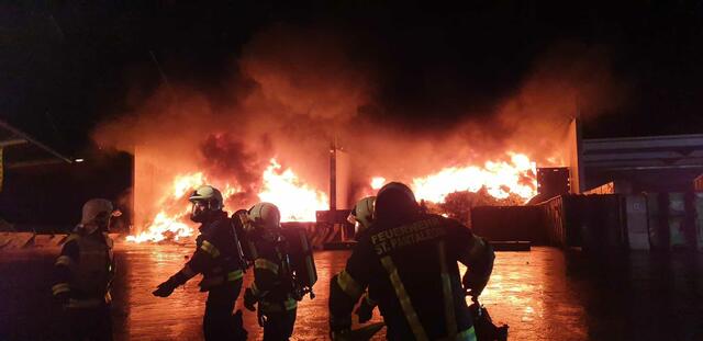 Florianis standen bei Großbrand im Einsatz. | Foto: Wolfgang Zarl