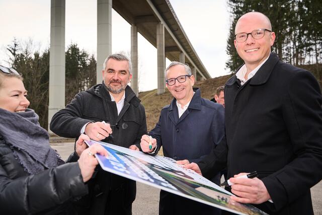 Landerat Heinrich Dorner, ASFINAG Geschäftsführer Alexander Walcher, ASFINAG Geschäftsführer Andreas Fromm mit den Plänen für den weiteren Ausbau der S31 | Foto: ASFINAG