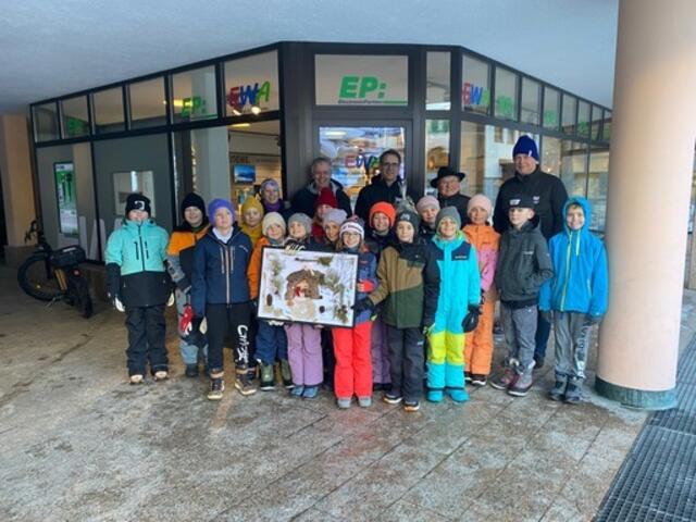 Die Kinder der VS St. Anton am Arlberg übergaben an die EWA-Führung die selbst gebaute Krippe als Dankeschön.  | Foto: Edmund Alber