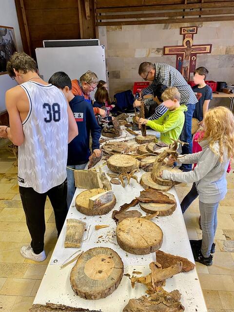 "Krippen bauen" mit Kindern und Jugendlichen aus Landeck sowie vom Haus Terra der Caritas.  | Foto: Haus Terra/Caritas