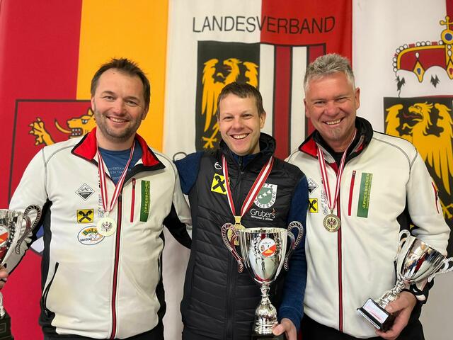 Matthias Taxacher vom EV Angerberg (Mitte), gewann seinen vierten Staatsmeistertitel im Ziel-Bewerb.