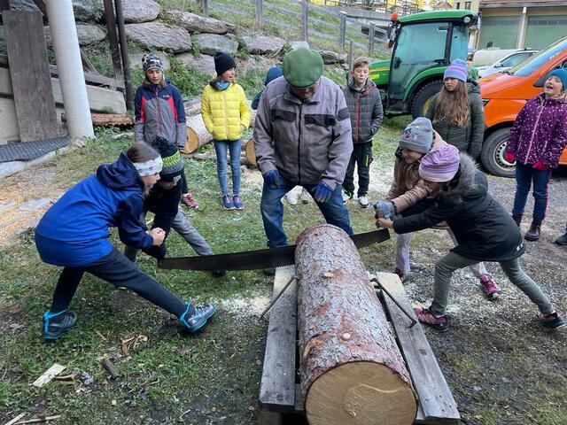 Edi Alber mit den Kindern beim "Sägen."  | Foto: VS St. Anton am Arlberg