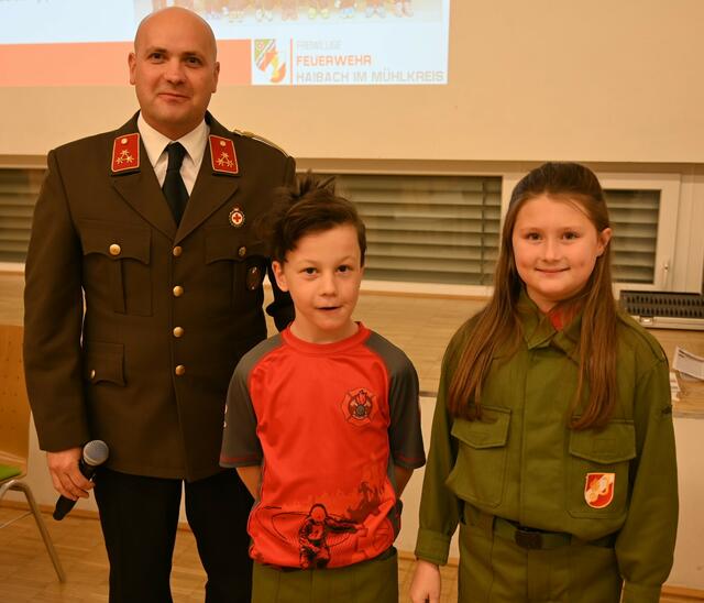 Auch die Jüngsten Neuzugänge gelobten in die Hände des Kommandanten. | Foto: Josef Reingruber