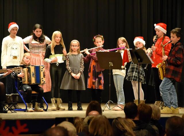 Die MusikschülerInnen aus dem Pillerseetal zeigten ihr Können auf der Bühne. | Foto: Roswitha Wörgötter