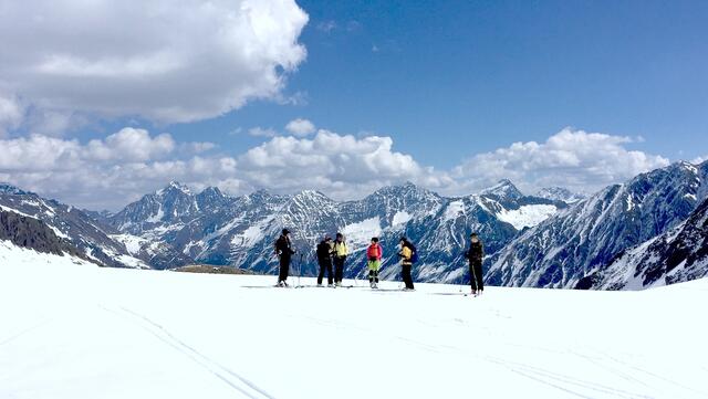 In den Bergen, wie hier am Stubaier Gletscher gibt es viel Platz für fantastische Freeride Runs. Das alpine Gelände erfordert aber auch Respekt vor der Natur, Vorsicht und ein angepasstes Verhalten.  | Foto: Karl Künstner