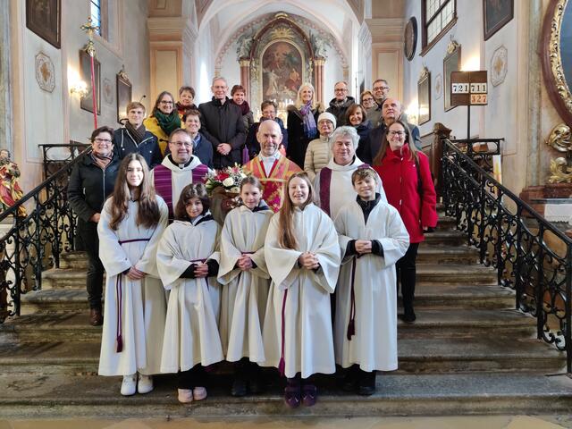  Mitglieder des Pfarrgemeinderat und des Pfarrkirchenrates, sowie Bürgermeisterin Gudrun Berger
