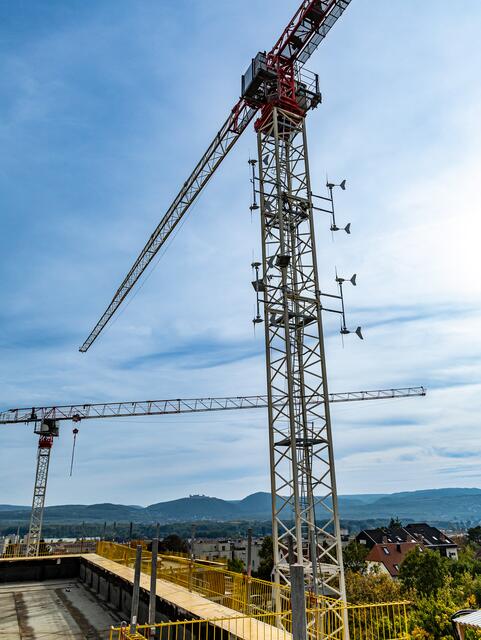 Acht Windturbinen auf einem Kran liefern dieser Baustelle selbst produzierten Strom. | Foto: © C. Mikes