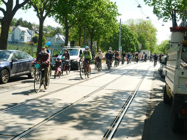Die Initiative „Dornbach radelt sicher“ setzt sich seit Jahren für einen baulich getrenntern Radweg in der Alszeile ein. | Foto: Max Spitzauer