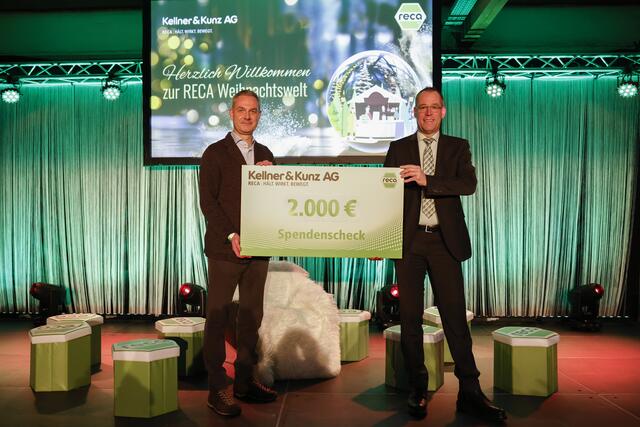 (v.r.:) Walter Bostelmann und Christoph Scharinger, Vorstände des Handelsunternehmens Kellner&amp;Kunz AG, spenden 2.000 Euro für Leonie und Laura. | Foto: BRS