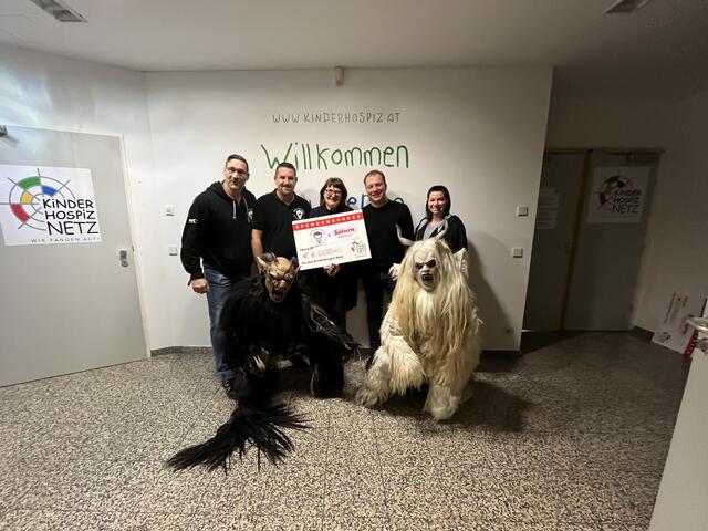 Der Krampusverein "Nigri Diaboli" hat 8.000 Euro an das Kinderhospiz Netz Meidling übergeben. | Foto: Nigri Diaboli