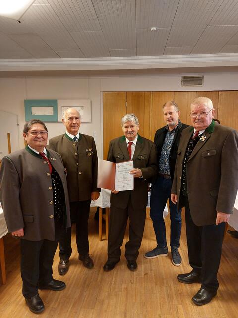 Von links: Obmann Klaus Grassler, Bezirksobmann Willi Freitag, Ehrenobmann Reinhart Ganster, Gemeinderat Mathias Furian, Leopold Graf. | Foto: Privat