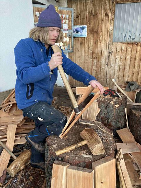 Im Laufe der Jahrhunderte kaum verändert, wird das Handwerk des Schindelspaltens an jüngere Generationen immer noch weitergegeben. | Foto: Fred Lindmoser