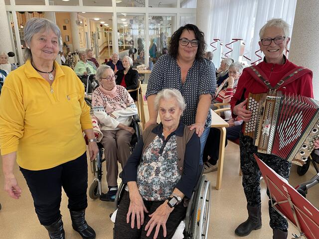 Edith Fernow, Heimleiterin Andrea Pöschl, Christa Podbressnik und Heimbewohnerin Frau Schütter, die bei unserem Besuch ihren 96. Geburtstag feierte.  | Foto: Koidl