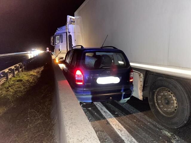 Dieser Pkw wurde auf der A21 zwischen dem Lkw und der Betonleitwand eingeklemmt. | Foto: FF Alland