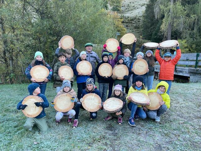 Die Kinder der VS St. Anton am Arlberg mit ihren Holzscheiben, auf die die Krippen gebaut wurden.  | Foto: VS St. Anton am Arlberg