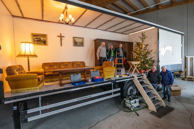 Freude bei der Helfercrew und Dechant P. Otto Rothammer über den Christkindltruck. | Foto: Martin Gaisbauer