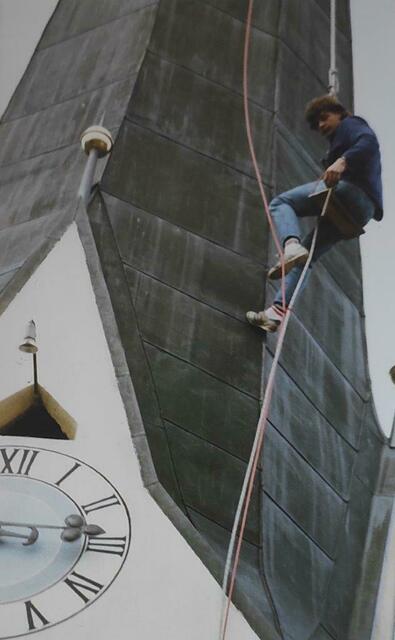 1987 wurde das neue Turmkreuz gesetzt. | Foto: Chronik Obsteig
