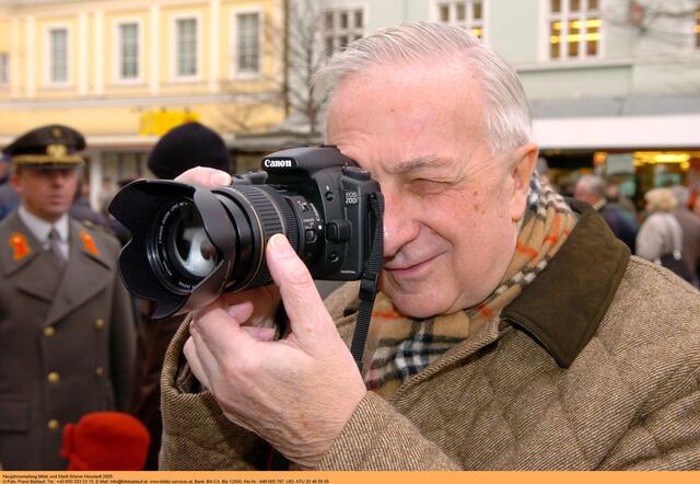 Georg Habitsch wie ihn alle kennen: mit prüfendem Blick hinter der Kamera. | Foto: Franz Baldauf