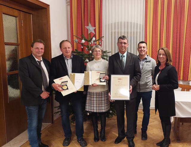 AK Bezirksstellenleiter Jürgen Binder, Walter Schmid, Edeltraud Preiser, Manfred Preiser, Manfred Preiser jun., Bezirksstellenobfrau Anne Blauensteiner (v.l.) | Foto: Firma Preiser