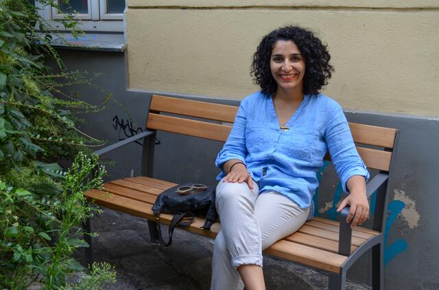 Saya Ahmad auf der neuen Bank in der Bindergasse.
 | Foto: BV9