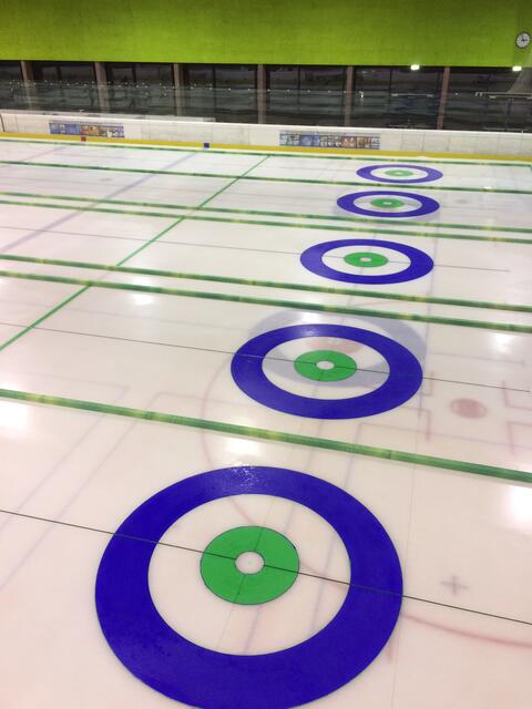 Perfekte Bedingungen, wie hier bei den Staatsmeisterschaften 2017, herrschen in der Linzer Eisarena nur selten. Das Eis wird durch die intensive Nutzung vieler Vereine stark in Mitleidenschaft gezogen – für den Curlingsport nicht ideal. 