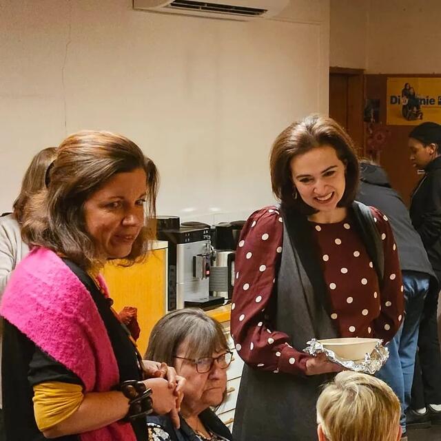 Justizministerin Alma Zadic (r) und Pfarrerin Anna Kampl im Gespräch beim "Warmen Platzerl" im Gemeindesaal der Simmeringer Glaubenskirche | Foto: Alexander Kislinger