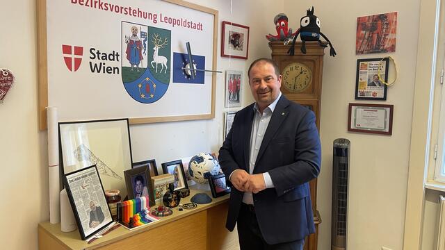 Alexander Nikolai ist seit rund drei Jahren Bezirksvorsteher. Für die Leopoldstädterinnen und Leopoldstädter hat er immer ein offenes Ohr. | Foto: Kathrin Klemm