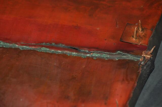 Der jahrelangen Witterung hielten die Lötstellen des Blechdachs auf Dauer nicht stand. | Foto: Dorn