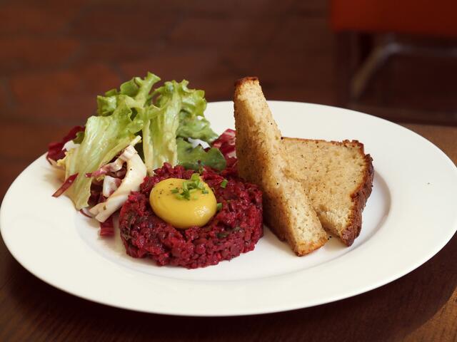 Beet Tatar im "Tisch" schmeckt auch in der veganen Variante. | Foto: Gusto Guerilla