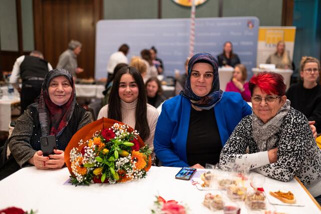 Die 13-jährige Elif, im Bild mit Mutter und Nachbarin, wurde für die nachbarschaftliche Hilfe ausgezeichnet, die sie im Gemeindebau leistet. | Foto: Wohnservice Wien/Karin Gruber