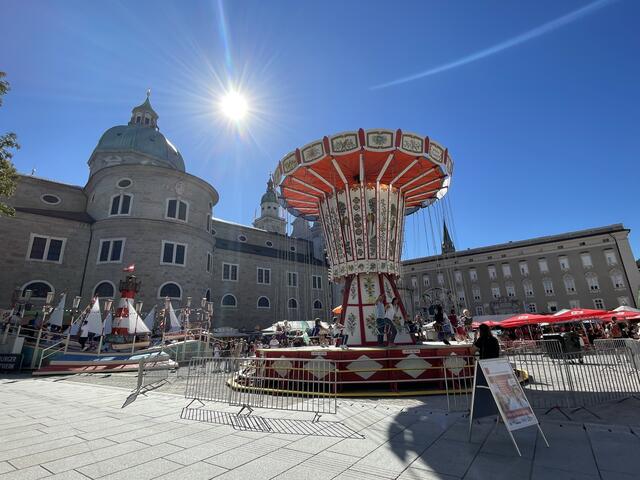 Brauchtum, Handwerk, Fahrgeschäfte: der Rupertikirtag fand an den Plätzen rund um den Salzburger Dom statt.  | Foto: sm