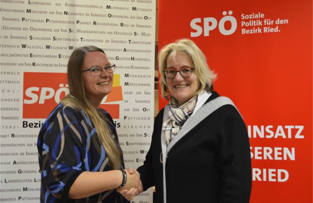 Die neue Obfrau der SPÖ Aurolzmünster Kerstin Hiemetsberger mit ihrer Vorgängerin Barbara Huber. | Foto: SPÖ Aurolzmünster