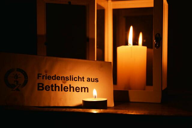 Das Friedenslicht aus Bethlehem können Steirerinnen und Steirer im ORF-Landesstudio, auf Bahnhöfen, in den Rot-Kreuz-Dienststellen, in vielen Kirchen und bei den Feuerwehren abholen. | Foto: FW Satteins