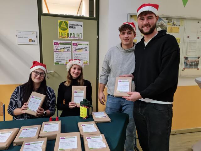 Die Schülerinnen und Schüler der HAS Deutschlandsberg mit den verpackten Büchern. | Foto: HAS Deutschlandsberg
