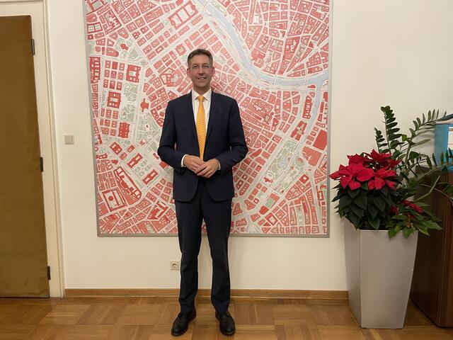 Bezirkschef Markus Figl (ÖVP) freut sich auf ein ereignisreiches Jahr 2024. Er möchte insbesondere den Kontakt zu den Bewohnern intensivieren. | Foto: Teischl/RMW