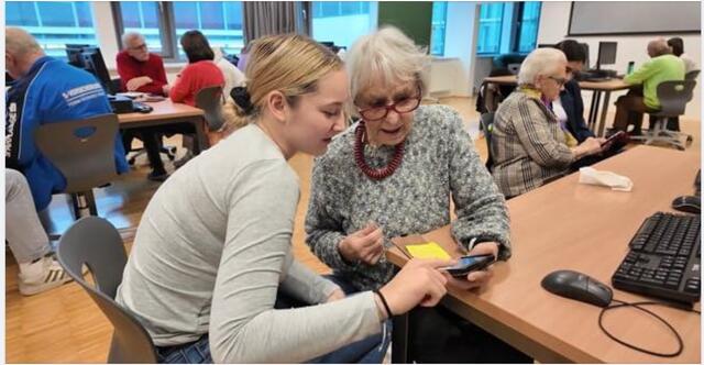 Berta Gradner - geistig und körperlich topfit: Diesmal mit Handy beim Kurs, manchmal hat sie ihr Tablet mit. | Foto: screenshot Video/nö´s senioren