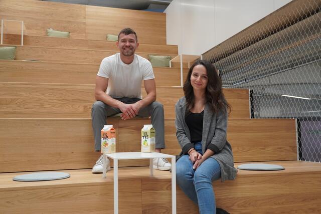 2021 gründete Ivan Cindric (l.) in der Stadt Salzburg das Lebensmittel-Start-up-Unternehmen „Flocke". Kürzlich ist die Firma nach kurzem Zwischenstopp in Bergheim in den Wissenspark beim Techno Z in Puch bei Hallein übersiedelt. Mit dabei Lebensgefährtin Sofija Kohnaward. | Foto: Emanuel Hasenauer