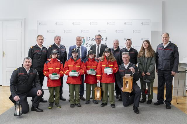 LH Christopher Drexler und LH-Stv. Anton Lang mit der Feuerwehrdelegation, die das Friedenslicht in die Grazer Burg brachte. | Foto: Land Steiermark/Robert Binder
