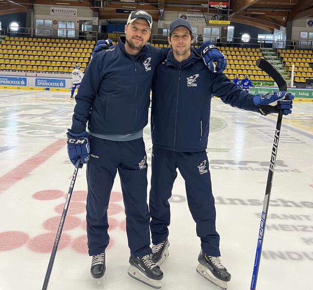 Das neue Trainer-Bruder-Duo bei den „Adlern“: Links VSV-Headcoach Marcel Rodman und sein Bruder und Co-Trainer David Rodman. | Foto: Kohlmayer/VSV