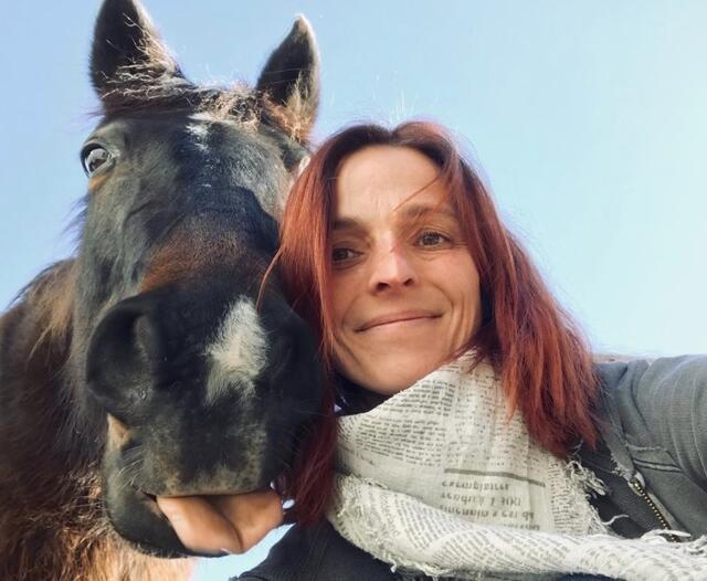 Die Salzburgerin Annabell Eder von der "Synergie Schmiede" in Bergheim wurde vor Kurzem bei der DWYL-Abschlussgala für ihr innovatives Produkt, einen besonderen Hufschutz für Pferde ausgezeichnet. Sie erhält nun Kapital über den Investmentfonds "Co-Rocks". | Foto: Annabell Eder 