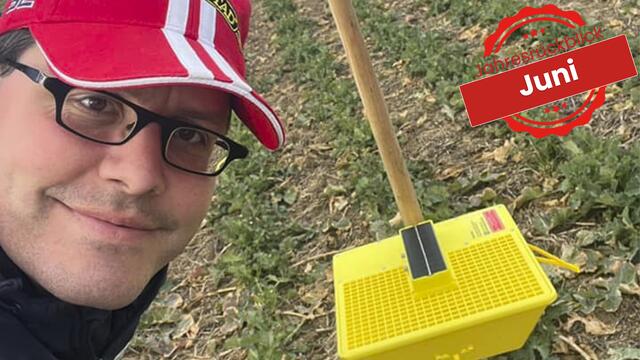 Lorenz Mayr beobachtet die Schädlinge auf seinen Feldern. | Foto: Mayr