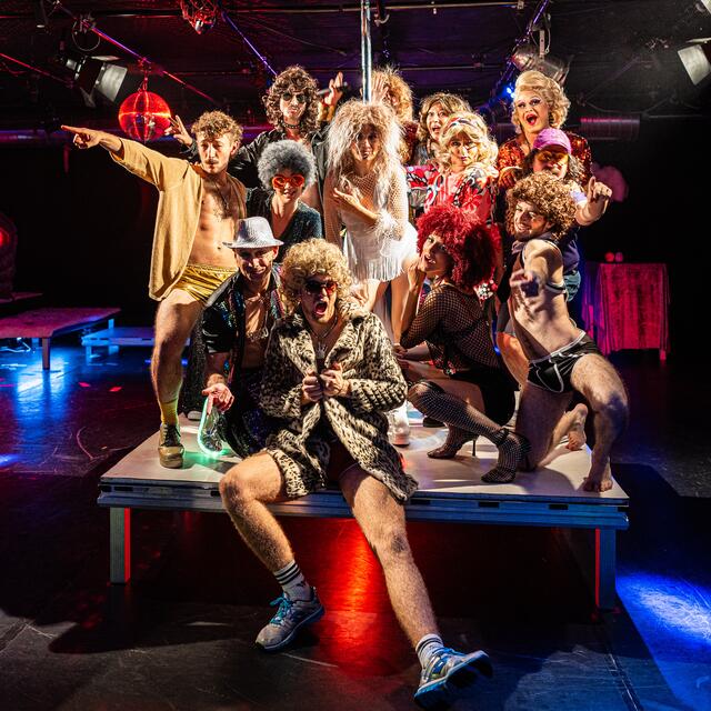 Mit dem "Club Oberon" bringt das Off-Theater ein energiegeladenes Stück mit Hits aus der Disco-Ära auf die Bühne. | Foto: Off-Theater/Taro Ebihara